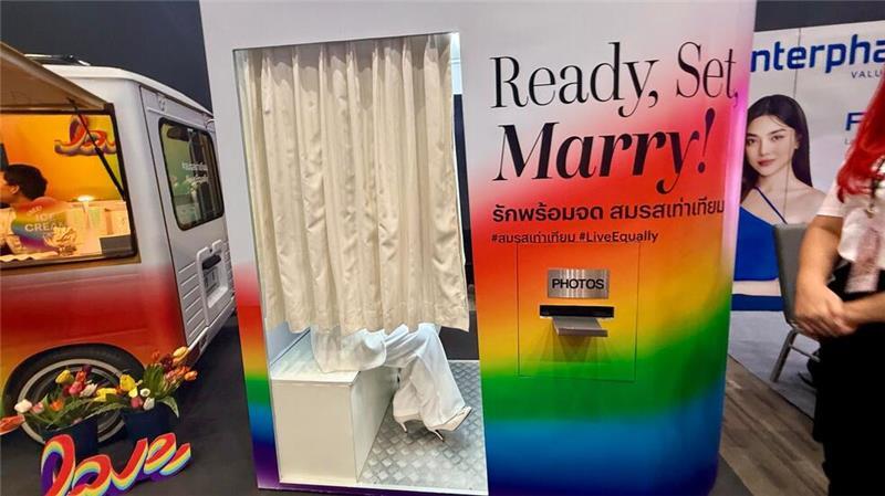 Queeres Liebesfest: Thailand feiert die „Ehe für alle“ Ready, Set, Marry: Gleich nach der Trauung konnten sich die Paare in Fotoautomaten ablichten lassen.