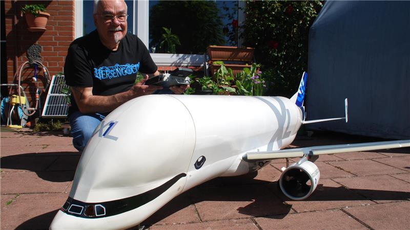 Ready for Take-off: Die mehr als zwei Meter lange Beluga mit ihrem Erbauer Bill Kleinbrahm aus Harsefeld.
