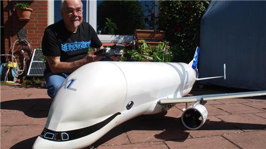 Ready for Take-off: Die mehr als zwei Meter lange Beluga mit ihrem Erbauer Bill Kleinbrahm aus Harsefeld.