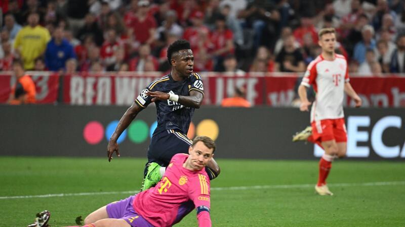 Real-Profi Vinicius Junior (l) trifft zur Führung für die Gäste.