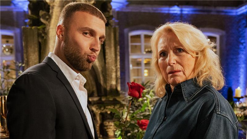 Kabarettistin in der Kotzfrucht-Hölle: „Kroymann“ ist zurück Realitystar Filip Pavlović und Satirikerin Maren Kroymann haben zusammen gedreht.