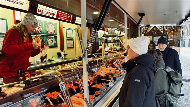 Rebecca Hellwege hat am Stand von Eier-Heinssen aus Cadenberge viel zu tun.
