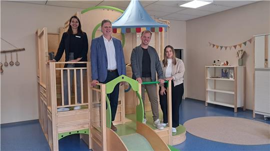 Rebecca Kabbany von der Abteilung Kindertagesbetreuung, Stadtrat Carsten Brokelmann sowie das Kita-Leitungsteam Jan Müllerund Chiara zum Felde freuen sich über die Kita am Kopenkamp Stade (von links).