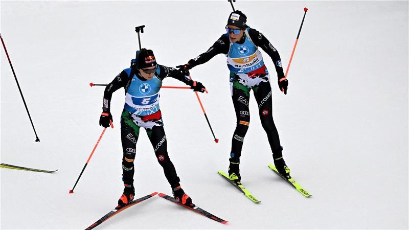 Rebecca Passler (rechts) in einem Staffelrennen mit Dorothea Wierer. (Archivbild)