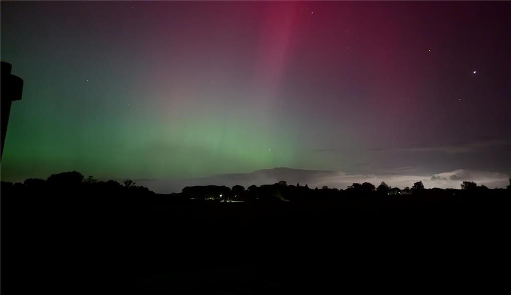 Rebekka Israel hat die Polarlichter aus ihrem Dachfenster in Ahlerstedt-Klethen ...