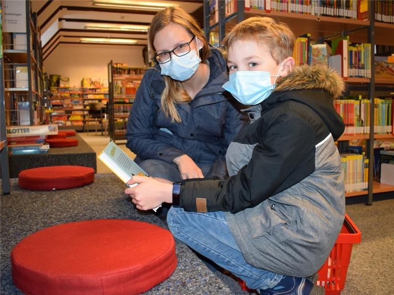 Rebekka Israel und ihr Sohn Lukas sind die ersten Besucher des Obergeschosses der Bücherei Harsefeld. Fotos: Fehlbus