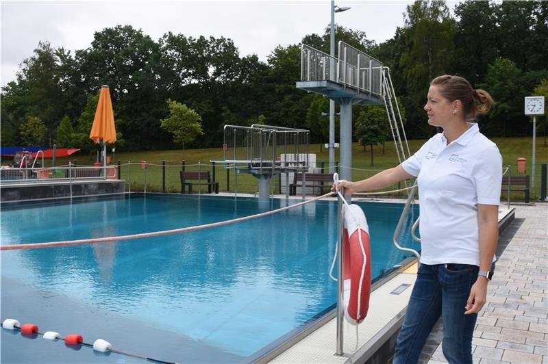 Rebekka Kalkowski überwacht vom Beckenrand aus den Schwimmbereich.