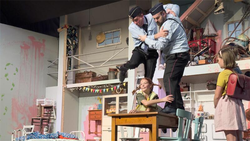 Rebellische Heldin: Pippi und die zwei Polizisten in der Villa Kunterbunt.