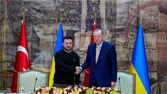 Recep Tayyip Erdogan (r), Präsident der Türkei, gibt Wolodymyr Selenskyj, Präsident der Ukraine, am Ende einer gemeinsamen Pressekonferenz nach ihrem Treffen im Dolmabahce-Palast, die Hand.