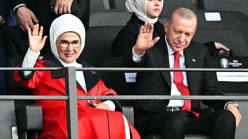 Oranje-Party in Berlin - Erdogan-Beistand hilft Türken nicht Recep Tayyip Erdogan (r), Präsident der Türkei, und seine Frau Emine Erdogan (l) winken vor dem Spiel auf der Tribüne.