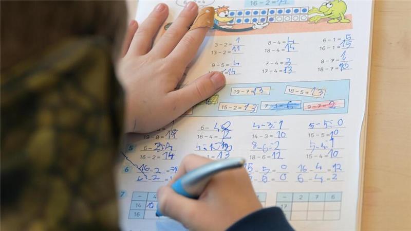 Wenn es in der Schule schon beim Anziehen hapert Rechnen steht längst nicht für alle Erstklässler als erstes auf dem Unterrichtsplan. Die Zahl der Kinder, die zunächst ihre Sprachfähigkeiten trainieren müssen, wächst.