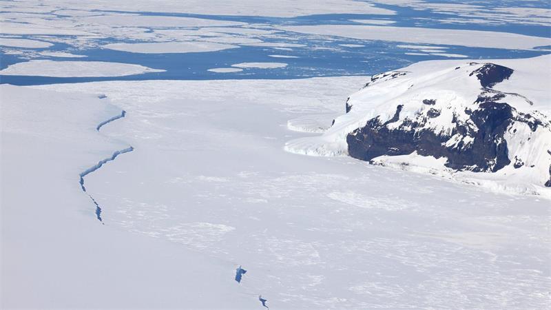 Wie ein Eisberg eine Kaiserpinguin-Kolonie bedroht Rechts die Coulman-Insel, links der Eisberg, der sich auf dem Meeresboden festgesetzt hat. Der Eisberg könnte den Bruterfolg in einer der größten Kolonien der Welt deutlich beeinträchtigt haben.