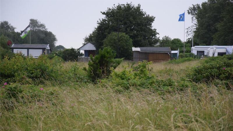 Rechts ist der Campingplatz zu sehen, links daneben die Strandbuden, die nicht mehr zum Platz gehören. Irgendwo im Bereich der Strandbuden soll laut Campingplatz-Pächter die private Feier stattgefunden haben, bei der rassistische Parolen gegrölt wurden.