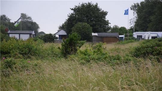 Rechts ist der Campingplatz zu sehen, links daneben die Strandbuden, die nicht mehr zum Platz gehören. Irgendwo im Bereich der Strandbuden soll laut Campingplatz-Pächter die private Feier stattgefunden haben, bei der rassistische Parolen gegrölt wurden.