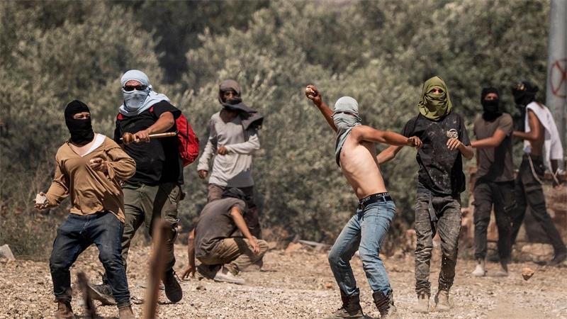 EU entzweit: Berlin bremst Debatte um Israel-Sanktionen aus Rechtsgerichtete israelische Siedler greifen regelmäßig im Westjordanland Palästinenser an. (Archivbild)