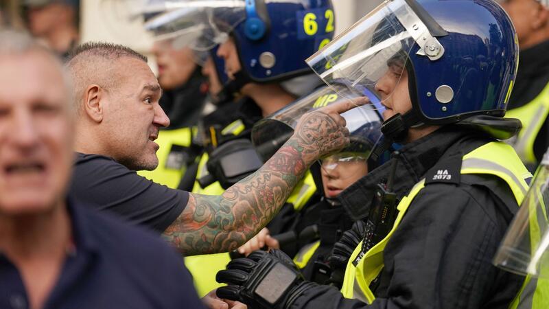 Rechtsradikale behaupten, die Behörden würden die tatsächliche Herkunft des mutmaßlichen Täters verheimlichen.