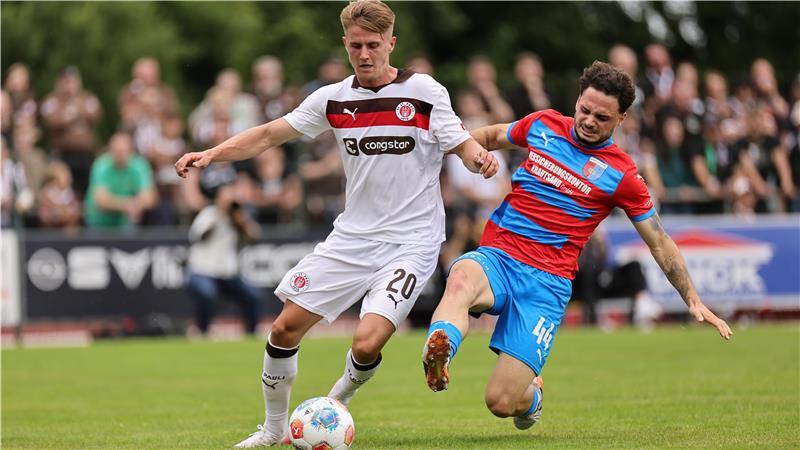 Rechtsverteidiger Robin Kölle (rechts) gilt bei D/A als Leistungsträger. Beim letzten Ligaspiel in Emden verbuchte der Computer eine Laufleistung von mehr als zwölf Kilometern.
