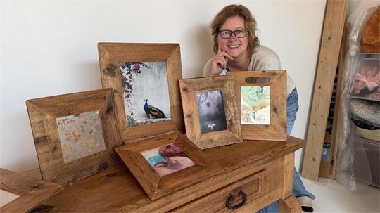 Recycelt aus alten Obstkisten: Heike Theobald zeigt ihre Fotorahmen mit eigenen Aufnahmen und Kunstwerken.