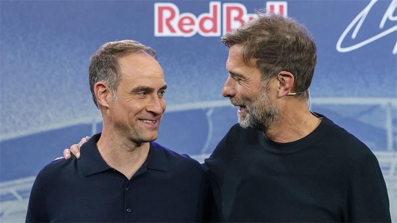 DFB einig mit Klopp - aber Red Bull kürt den Bundestrainer Red Bull-Geschäftsführer Oliver Mintzlaff (l) hält den Schlüssel in der Hand. (Archivbild)