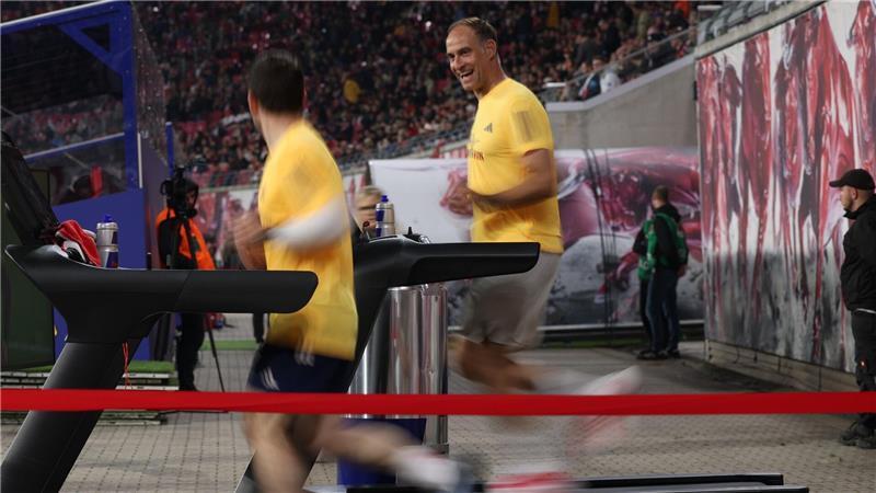 Red Bull-Geschäftsführer Oliver Mintzlaff läuft während der Partie für den guten Zweck. 