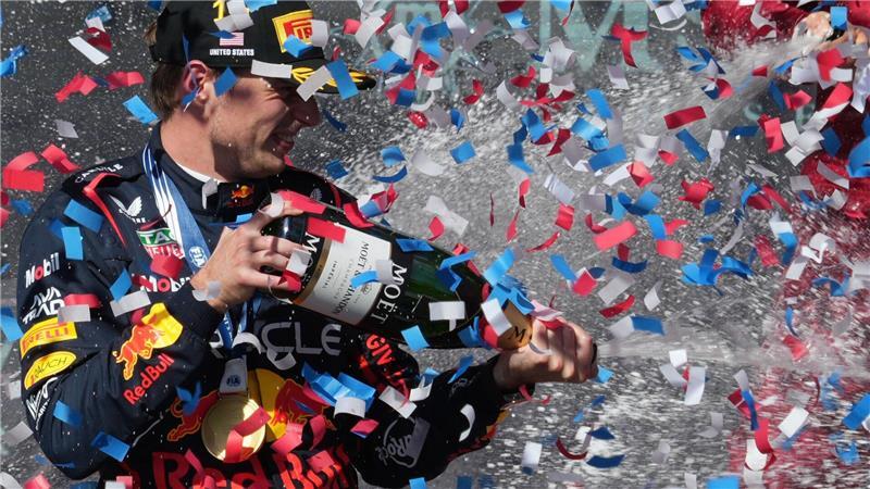 Red Bull-Pilot Max Verstappen aus den Niederlanden feiert auf dem Podium nach seinem Sieg beim Großen Preis der USA.