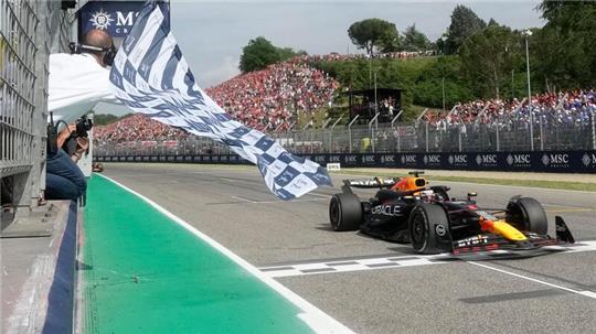 Red-Bull-Pilot Max Verstappen gewinnt auch den Großen Preis von Imola.