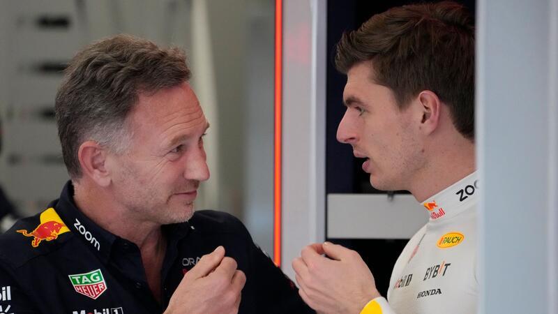 Red-Bull-Teamchef Christian Horner (l) im Gespräch mit Max Verstappen.
