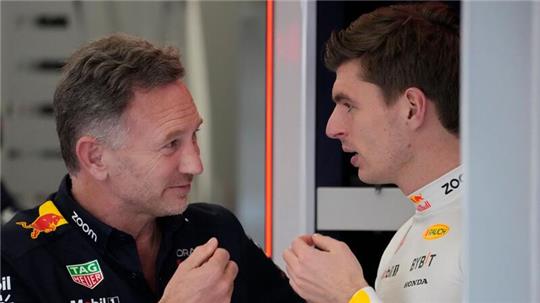 Red-Bull-Teamchef Christian Horner (l) im Gespräch mit Max Verstappen.