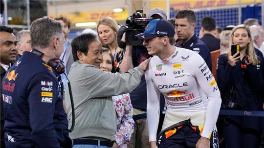 Red-Bull-Teamchef Christian Horner (l) und Red-Bull-Miteigentümer Chalerm Yoovidhya sprechen mit Max Verstappen.