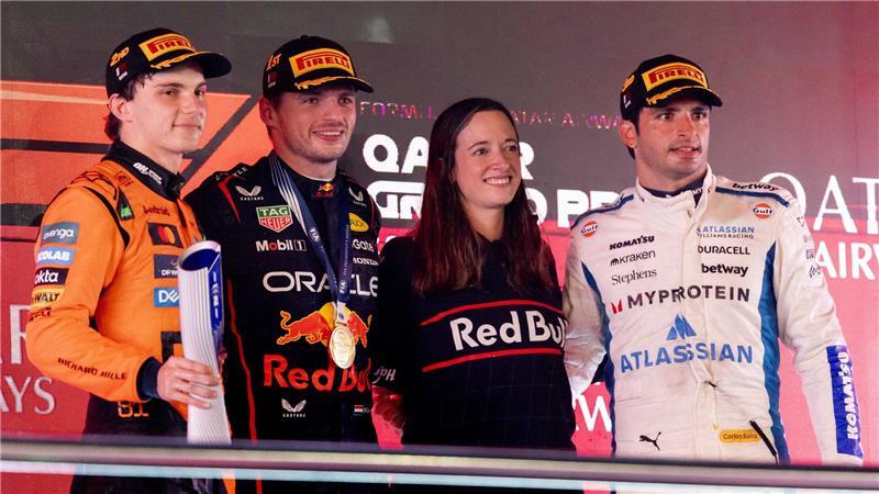 Das große McLaren-Flattern vor „Chucky“ Verstappen Red Bulls Strategin Hannah Schmitz durfte diesmal mit aufs Podium.