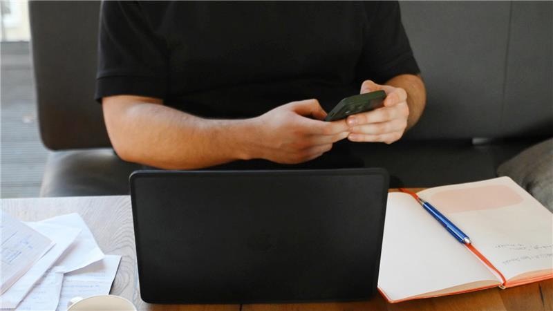 Red Flags bei der Jobsuche: Fehlende Gehaltsangaben oder schwammige Jobbeschreibungen können auf mangelnde Transparenz und Professionalität hinweisen.
