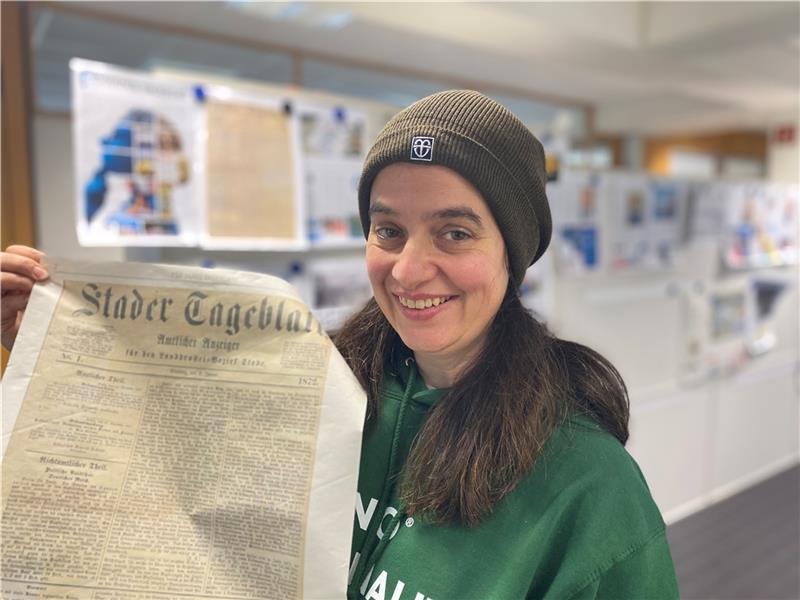150 Jahre Stader TAGEBLATT: Große Sonderausgabe statt großer Feier – 15 iPads zu gewinnen Redakteurin Grit Klempow mit einem Abdruck der ersten Titelseite vom Stader TAGEBLATT vom 2. Januar 1872. Sie hat federführend die Sonderausgabe betreut und produziert, die am Freitag dem TAGEBLATT beiliegt. Foto: Stephan