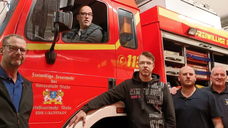 Reden Klartext (von links): Stades Ortsbrandmeister Stephan Woitera, Jan Vollmers (Mannschaftsmitglied Zug 1), Christian Hühnke (stellvertretender Zugführer Zug 1), Stefan Tietje (Zugführer Zug 2) und Pressesprecher Stefan Braun.