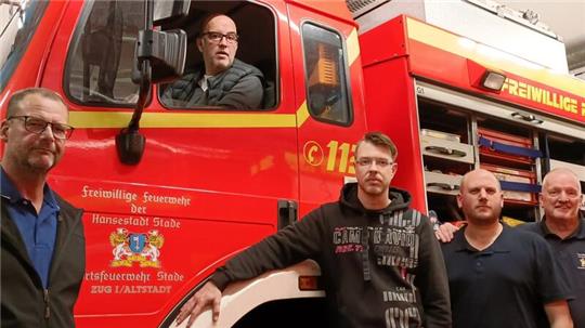 Reden Klartext (von links): Stades Ortsbrandmeister Stephan Woitera, Jan Vollmers (Mannschaftsmitglied Zug 1), Christian Hühnke (stellvertretender Zugführer Zug 1), Stefan Tietje (Zugführer Zug 2) und Pressesprecher Stefan Braun.