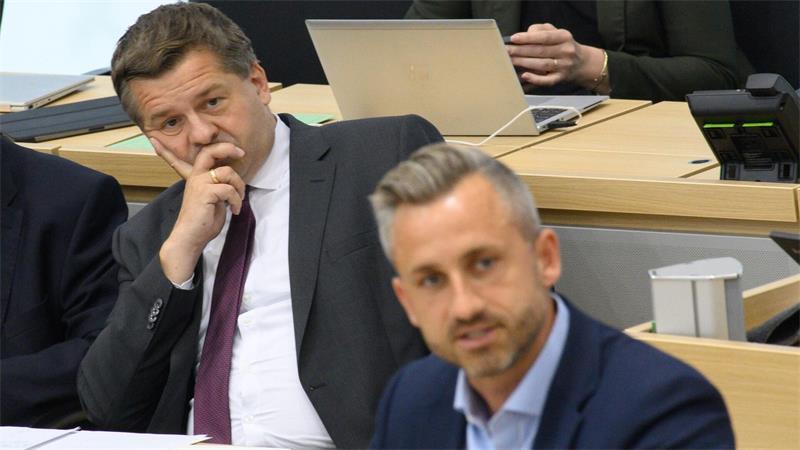 Reden? Kooperieren? CDU-Spitzenkandidat und Ministerpräsident Sven Schulze blickt auf seinen AfD-Herausforderer Ulrich Siegmund. (Archivbild)