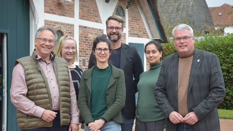 Rednerin Dr. Rossella Alba (Mitte, vorne) mit der Gruppe hinter den Lessing-Gesprächen: Jorks stellvertretender Bürgermeister Partho Banerjea, Archivarin Dr. Kai Janofsky, Dr. Jan Valentin Deichsel, Anping Richter und Bürgermeister Matthias Riel (von links).