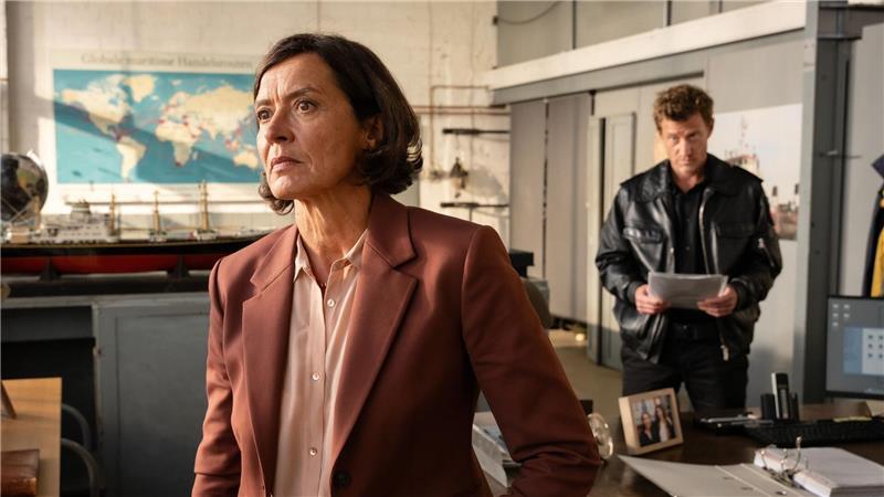 Reederei-Chefin Amke Wilhelmson (Ulrike Folkerts) wird von Henk Cassens (Maxim Mehmet) befragt - Szene aus dem ZDF-Krimi „Friesland - Schiffe schrotten“ (schon im Streamingportal, am 11.3. im Fernsehen).