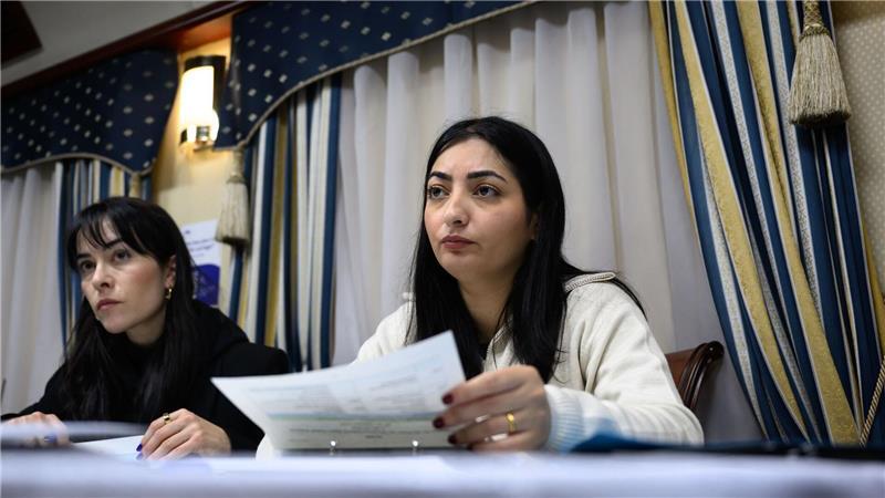 Alabali Radovan wirbt in Kiew für deutsche Investitionen Reem Alabali Radovan (SPD, r), Bundesministerin für wirtschaftliche Zusammenarbeit und Entwicklung, und Pressesprecherin Aline Abboud besprechen im Zug nach Kiew das Reiseprogramm.