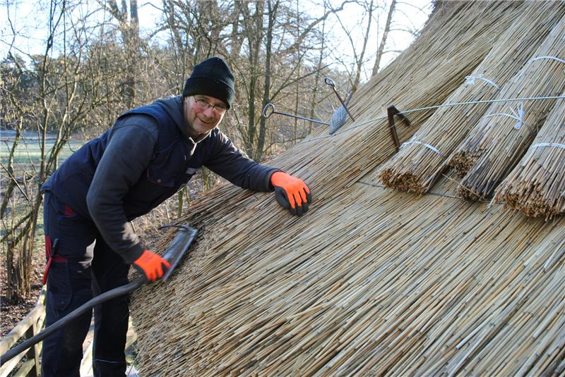 Heiko Ehlert deckt alte Wassermühle mit Reet ein Reetdachdecker Heiko Ehlert deckt mit seinen Mitarbeitern die 1674 erbaute Wassermühle in Ovelgönne neu ein. Es ist der älteste Gewerbebau in der Stadt Buxtehude. Fotos Vasel