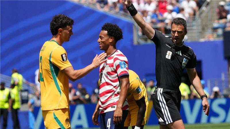 USA im Fußball-Fieber - Traumstart mit 2:0 über Australien Referee Zwayer hatte die Partie bestens im Griff.