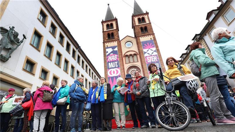 104. Katholikentag - eine Bilanz in fünf Teilen Reformkräfte bildeten eine Menschenkette.