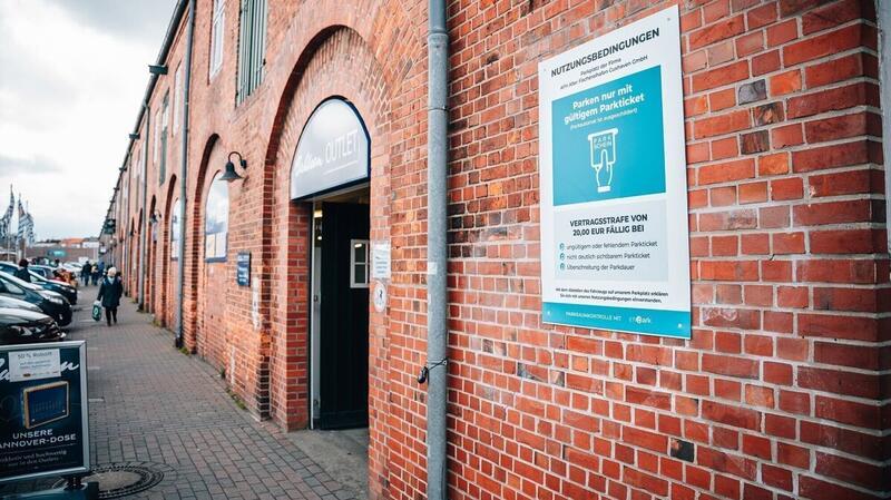 Parkärger in Cuxhaven: Touristin fühlt sich abgezockt Regelmäßig auftauchende Hinweisschilder weisen auf die korrekte Nutzung der Parkplätze hin. Außerdem befindet sich vor jeder Halle ein Parkscheinautomat.