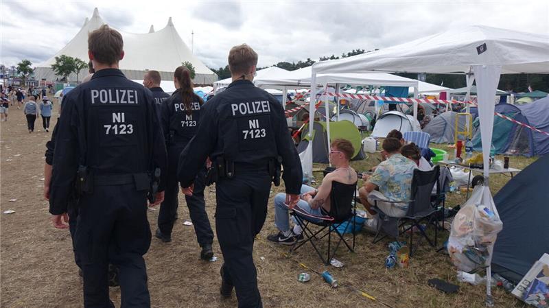 Deichbrand-Besucher flüchten vor Regen – Autos versinken im Matsch Regelmäßig patrouillieren die Einsatzkräfte über die Zeltplätze. Archivfoto: Kuczorra