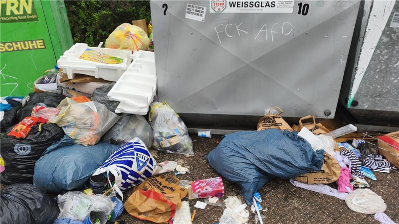 Müllberge neben der Kita: Hahle hat ein Abfallproblem Regelmäßig sieht es rund um die Altglas- und Altpapiercontainer am Lerchenweg in Hahle so aus.