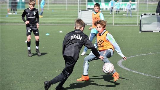 Regelmäßig trainieren junge Kicker aus dem dezentralen Talentteam Weser-Elbe auf dem Kunstrasenplatz des TuS Harsefeld. Foto: SV Werder Bremen