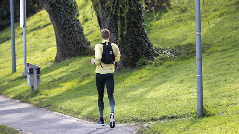 Regelmäßiger Ausdauersport wie Joggen soll bei Migräne helfen.