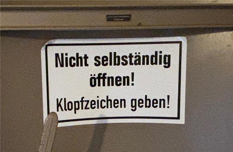 Regeln aus der Zeit des Kalten Kriegs: Wer den Bunker betreten möchte, muss Klopfzeichen geben.