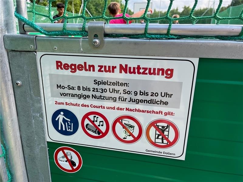 Soccer-Court am Tannenweg in Dollern eingeweiht Regeln für gute Nachbarschaft. Foto: Vasel