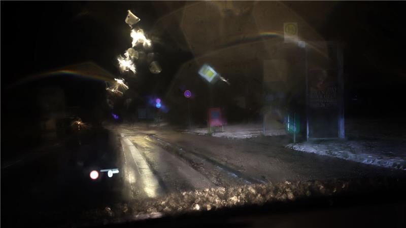 Regen auf kalten Boden verursacht der DWD-Vorhersage zufolge Glatteis im Südosten. (Archivbild) 