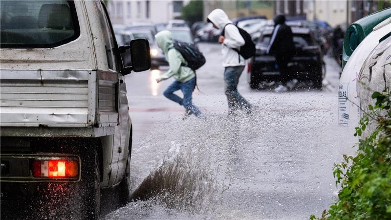 Regen bringt Segen? Von wegen! Diese Schüler in Hannover kriegen nasse Füße. 
